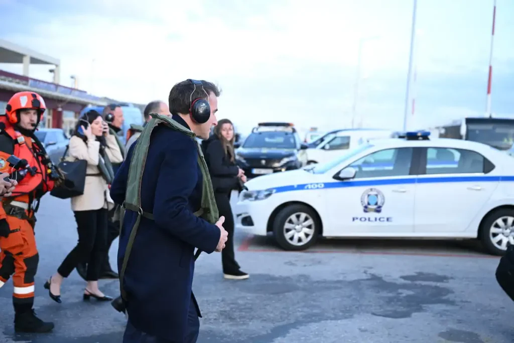 Άφιξη προέδρου Μακρόν στο αεροδρόμιο Σούδας πριν την επιβίβαση του στο αεροπλανοφόρο ντε Γκωλ